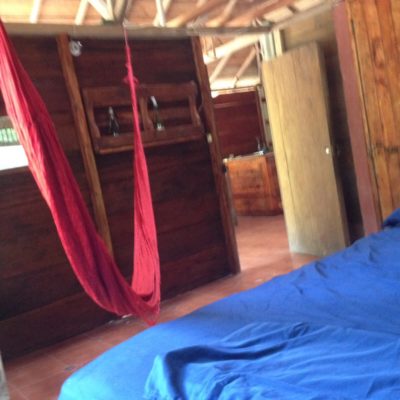 Habitación con cama matrimonial