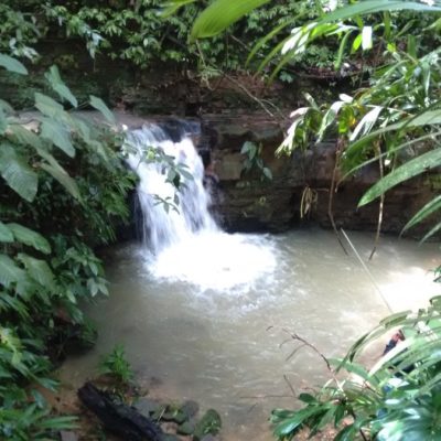 Cascada pequeña y poza para bañarse